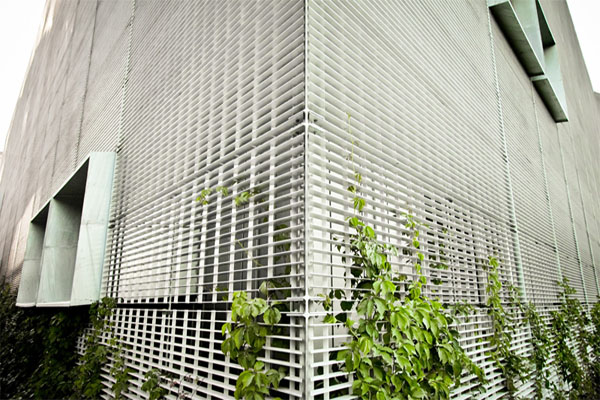 Aluminum grating for building facade